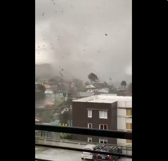 JAK TORNADO UNIŠTIO SVE PRED SOBOM! Osam osoba povređeno, pojavili se zastrašujući snimci (FOTO/VIDEO)