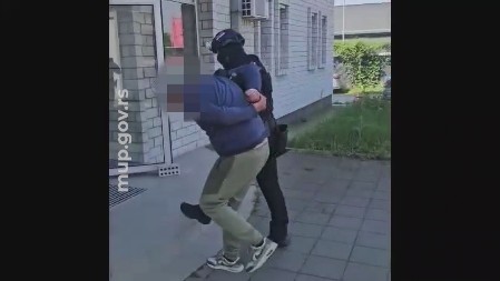 KUBANAC (28) NA NOVOM BEOGRADU TUKAO SUPRUGU, PA JE OBORIO NA POD I POKUŠAO DA JE UDAVI! Iživljavao se naočigled dece!