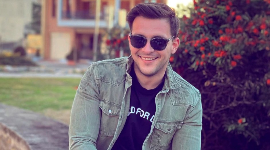 SIN POZNATOG BIZNISMENA STRADAO PRED ŽENIDBU! Prijatelji gledali kako ga nose talasi (FOTO)