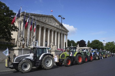 PROTESTI U FRANCUSKOJ Poljoprivrednici parkirali traktore isped skupštine (FOTO)