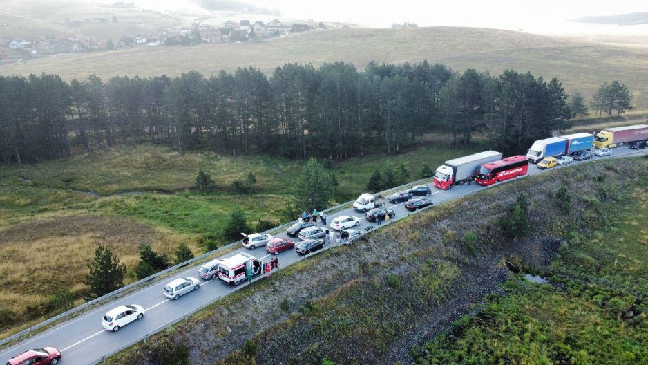 PRVE SLIKE TEŠKE SAOBRAĆAJNE NESREĆE KOD ZLATIBORA Automobil smrskan, kombi sleteo sa puta