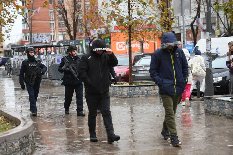 NOVI ESKALATORNI POTEZ KURTIJA I PRIŠTINE Lažna policija upala u sportsku salu u Leposaviću, ISTAKLI ZASTAVU LAŽNE DRŽAVE