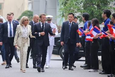 "NEMATE PAMETNIJA POSLA!" Makron pobesneo zbog snimka šamara