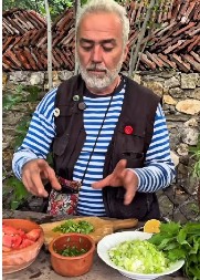 SRPSKI TRAVAR UPOZORAVA NA GREŠKU KOJU MNOGI PRAVE Evo zašto ne treba da solite paradajz pre jela