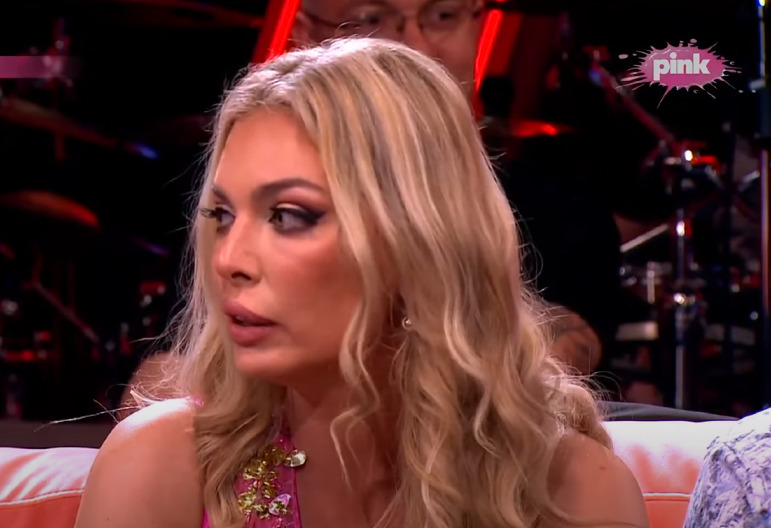 MAJKA JU JE BRUTALNO PRETUKLA PRE OČEVE SMRTI Ava Karabatić pobegla za Beograd: "Uništila mi je život, ne smem da izađem na ulicu"