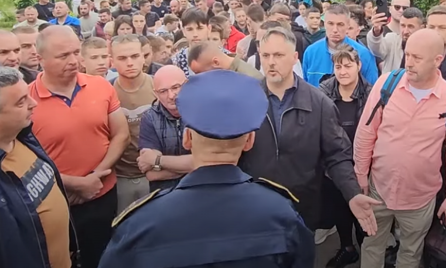 "SAMO HOĆEMO DA TRENIRAMO" Protest u Leposaviću zbog zatvaranja Sportske hale