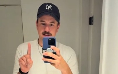 SKINUO OGLEDALO IZNAD LAVABOA, PA NAIŠAO NA JEZIVO OTKRIĆE Kad je shvatio šta je iza zida, umalo se onesvestio od šoka! (VIDEO)