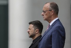 ZELENSKI STIGAO U BERLIN, PA FRAPIRAO PRISUTNE O njegovoj odeći bruji ceo svet (FOTO)