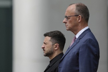 ZELENSKI STIGAO U BERLIN, PA FRAPIRAO PRISUTNE O njegovoj odeći bruji ceo svet (FOTO)