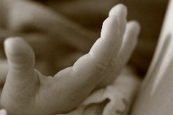 MRTVU BEBU RODITELJI DONELI U BOLNICU Tragedija, lekari probali reanimaciju ali nisu uspeli