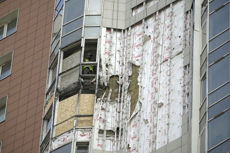 PRVE SLIKE NAKON ŠTO SE UNIŠTENI UKRAJINSKI DRON SRUŠIO NA ZGRADU U MOSKVI Eksplozije odjekivale u sred noći (FOTO/VIDEO)