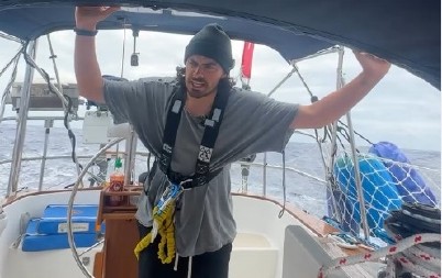 DAO OTKAZ BEZ REČI I PRESELIO SE NA BROD SA MAČKOM Mesec dana kasnije otkrio život iz snova: „Samo ronim i gledam ribe“ (VIDEO)