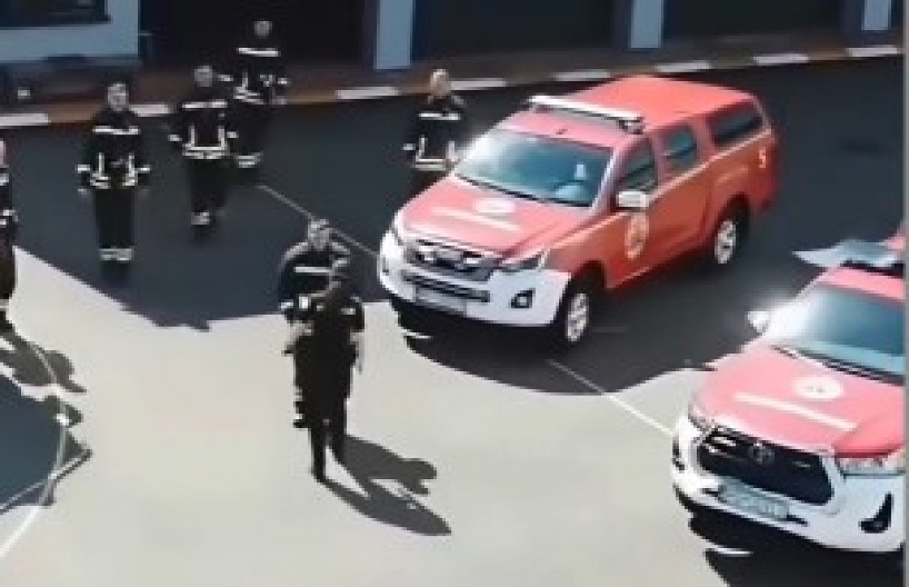 VATROGASAC MIĆKO PREDIVNIM GESTOM RASPLAKAO SRBIJU U sred smene je prišao koleginici Dragani, a onda... (VIDEO)