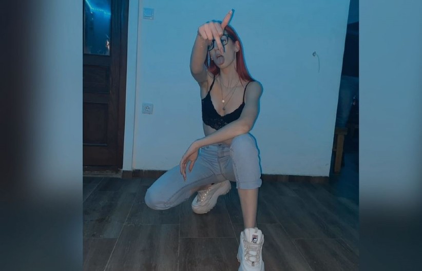 ZAŠTITNI ZNAK JOJ JE SREDNJI PRST! Pogledajte ko brani jednom od najboljih studenata da uđe na fakultet! (VIDEO)