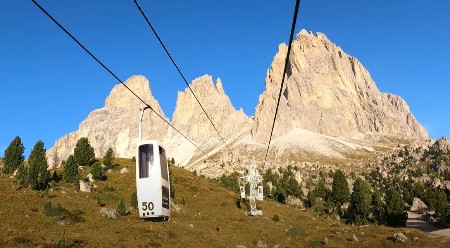 ŽIČARU NA DOLOMITIMA NAZIVAJU - "KOVČEG ZA DVOJE" Jeziva i klaustrofobična vožnja košta 20 evra, a ukrcavanje je posebna priča