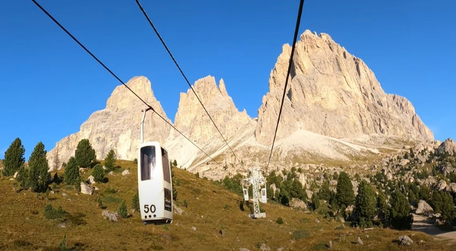 ŽIČARU NA DOLOMITIMA NAZIVAJU - "KOVČEG ZA DVOJE" Jeziva i klaustrofobična vožnja košta 20 evra, a ukrcavanje je posebna priča