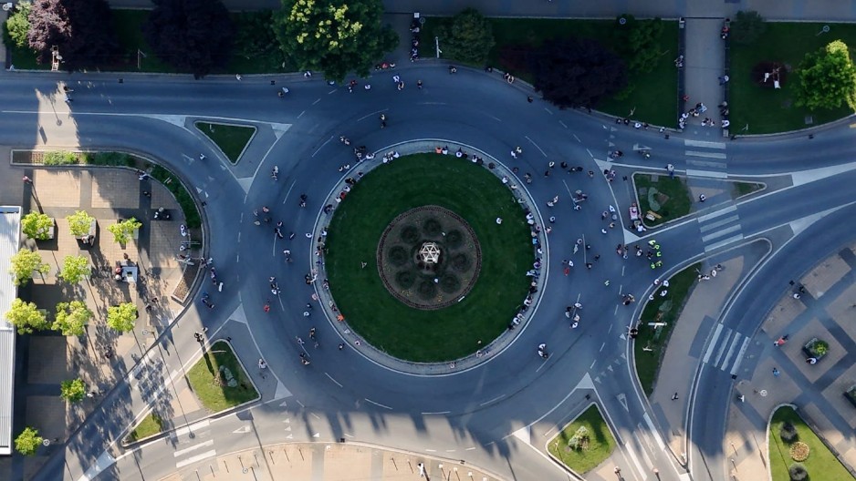 DOKLE ĆE NAROD TRPETI OVO NASILJE? U Loznici šaka blokadera opkolila kružni tok - mogu se izbrojati na prste obe ruke!