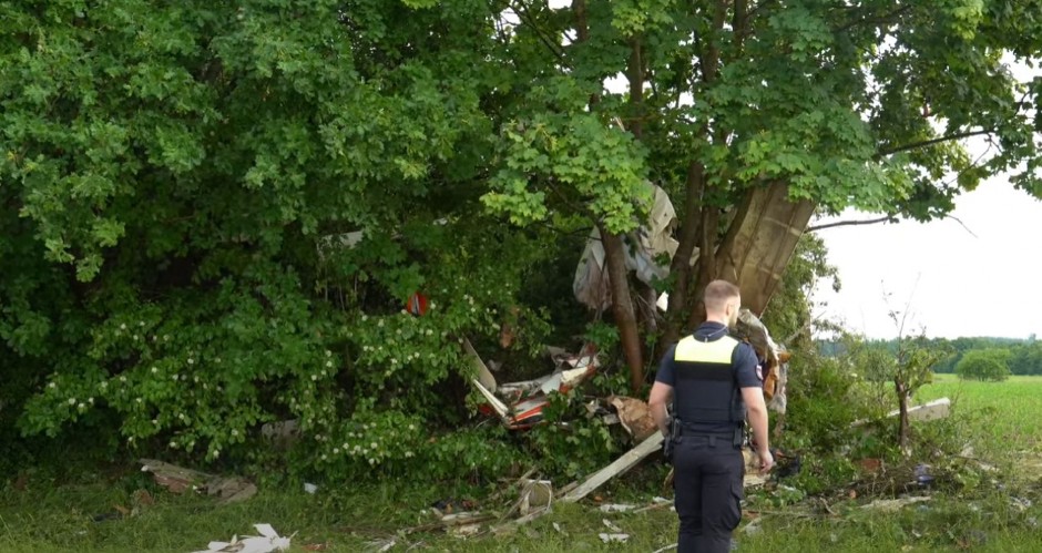 MALI AVION SE SRUŠIO NA DRVEĆE, POGINUO PILOT Letelica uništena do neprepoznatljivosti (VIDEO)