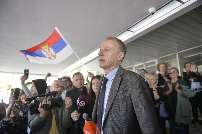 BLOKADERI IZVIŽDALI ĐOKIĆA Haos na sastanku na Saobraćajnom fakultetu, pale teške reči