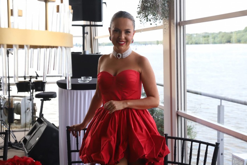 DRAGICA ZLATIĆ DONELA NAJORGINALNIJI POKLON ZA ROĐENJE SINA UROŠA ŽIVKOVIĆA Pevačica na proslavu došla u ovakvom izdanju (VIDEO)