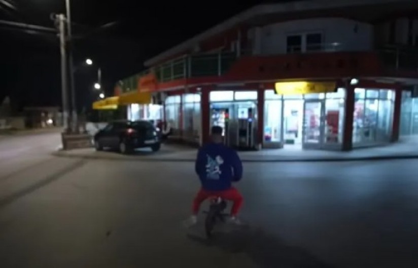 ZAPOSLENI NASRNUO NA NJEGA Naš jutjuber motorom uleteo u prodavnicu i frapirao javnost, isplivao i snimak