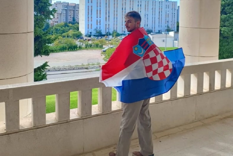 STUDENT SA ŠAHOVNICOM NA RAMENIMA HOĆE RADIKALIZACIJU BLOKADA Pujda ko je spreman na sukob sa policijom! SKORO BIO SA PICULOM