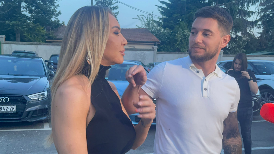 PEVAČ SE NE ODVAJA OD ZGODNE PLAVUŠE Na slavlje kod Uroša stigao sa njom, pa otkrio detalje: "Nije ličio na sebe"