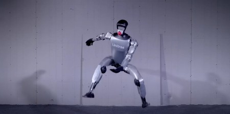 ROBOT PODIVLJAO I IZGUBIO KONTROLU Sve se desilo bez upozorenja - ljudi se sklanjali u panici