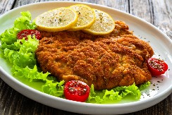 BEČKA ŠNICLA PO ORIGINALNOM AUSTRIJSKOM RECEPTU Biće mekana i sočna, a caka je u ovoj vrsti mesa