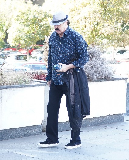 MA, KAKVI MALDIVI Leto u dvorišu Harisa Džinovića na Senjaku je počelo, pevač napravio raj, a evo ko je prvi zauzeo mesto na ležaljci (FOTO)