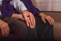 JEDNOJAJČANI BLIZANCI PROSLAVILI 100. ROĐENDAN  Samo jednu poruku su imali za mlađe generacije