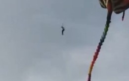 NEVIĐENA DRAMA NA NEBU Ogromni zmaj podigao muškarca visoko u vazduh,  a onda je usledio ŠOK OBRT! (VIDEO)