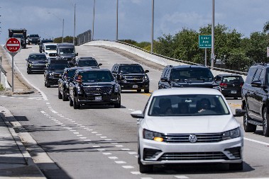 "DOŠAO SAM DA TI OŽENIM UNUKU" Haos na Trampovom imanju, provukao se pored agenata, pa krenuo da propoveda