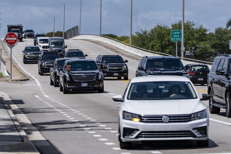 "DOŠAO SAM DA TI OŽENIM UNUKU" Haos na Trampovom imanju, provukao se pored agenata, pa krenuo da propoveda