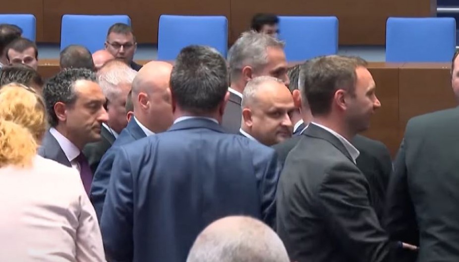 MAKLJAŽA U BUGARSKOM PARLAMENTU! Haos tokom raspave o prelasku na evro: Janjičari sahranjuju našu zemlju