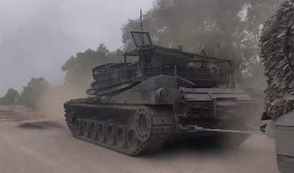 RUSI ZAROBILI AMERIČKE "MONSTRUME" Objavljen snimak zaplenjenog naoružanja u Ukrajini, odvukli ih traktorima (VIDEO)