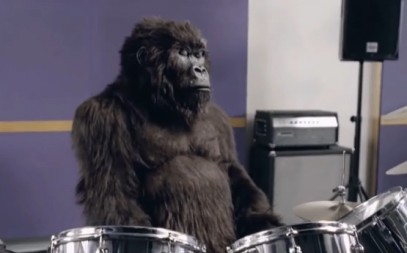 KO JE GORILA KOJA SVIRA BUBNJEVE? Reklama vredna 8 miliona bez ijedne reči zaludela sve (VIDEO)