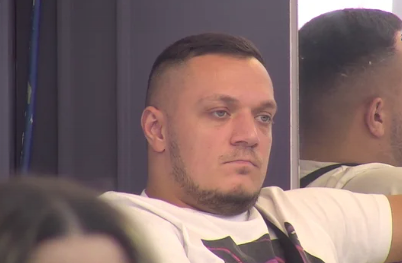 "TU NEMA NI LJ OD LJUBAVI, STALNO GA PONIŽAVA" Gastozov drug pobesneo na Anđelu: "Imam sve klipove!"