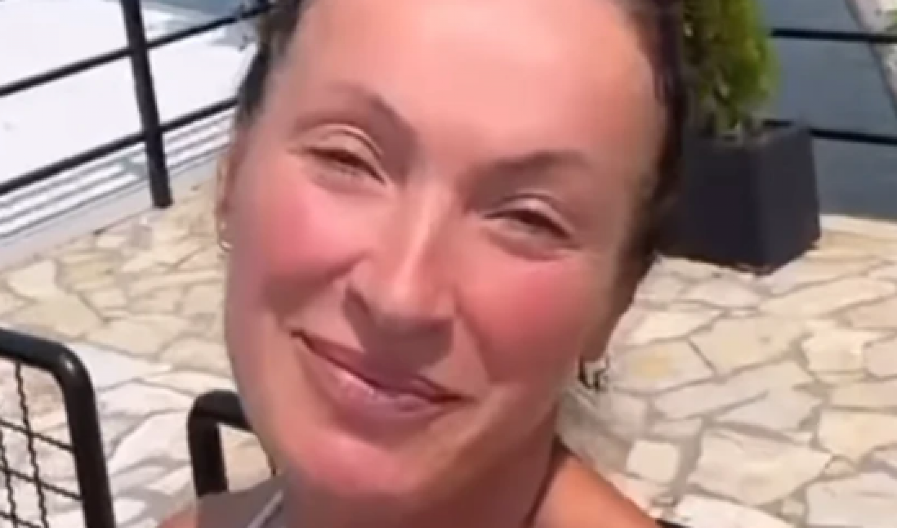 ''NAJBOLJA SAM RIBA NA ESTRADI'' Slađa Delibašić (56) bez šminke pozirala u kupaćem kraj bazena (FOTO)