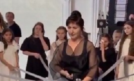 ZBOG OVE UČITELJICE PLAČE CELA SRBIJA Emotivnim gestom se oprostila od učenika, snimak koji će se prepričavati generacijama! (VIDEO)