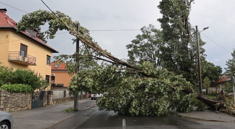 UDARIO VETAR ORKANSKE SNAGE, TOLIKO JAK DA OBORA STABLA! Nemile scene u ovom mestu u Srbiji