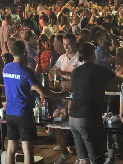 PIVO CEVČI U KOSJERIĆU MANOJLOVIĆ SAVO: Izbornu tišinu krše i limenku natežu blokaderi (FOTO)