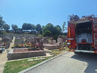POZNAT UZROK POŽARA NA GROBLJU U ČAČKU Evo šta je zapalilo tuje između grobnih parcela (FOTO)