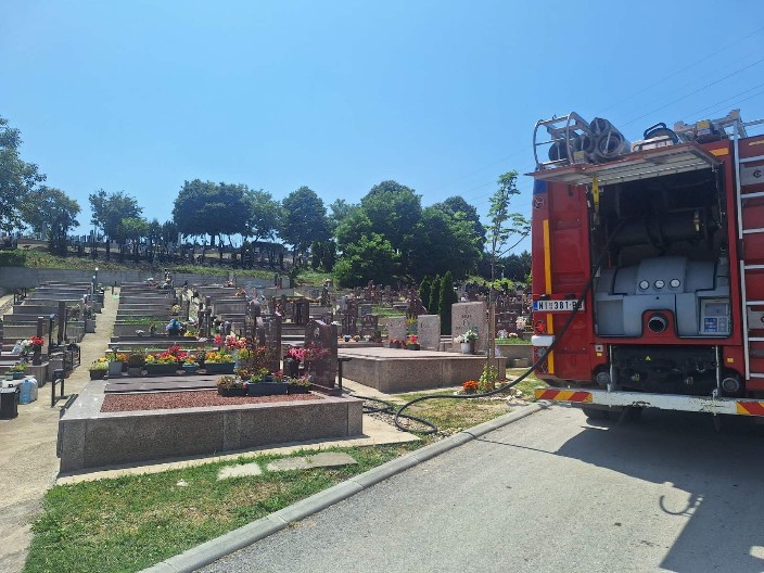 POZNAT UZROK POŽARA NA GROBLJU U ČAČKU Evo šta je zapalilo tuje između grobnih parcela (FOTO)
