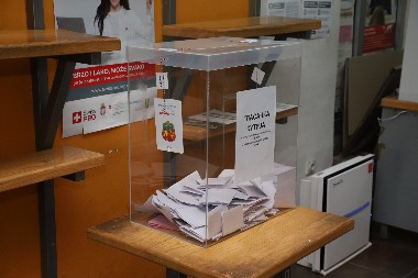 NOVI PRESEK IZLAZNOSTI NA IZBORIMA U KOSJERIĆU I ZAJEČARU Evo koliko je birača izašlo do 12 sati