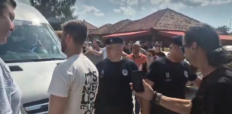 EKSTREMISTI NAPALI KOMBI SA RADNICIMA Zaustavili vozilo nasred ulice (VIDEO)