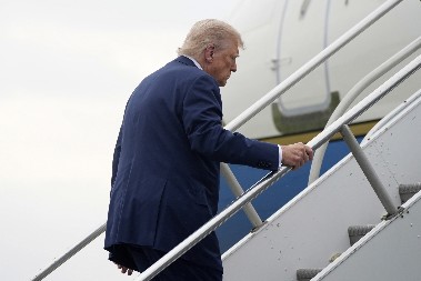 RASTURAO BAJDENA ZBOG TOGA, A SADA SE I NJEMU DESILO! Tramp se spotakao na stepenicama aviona (FOTO/VIDEO)