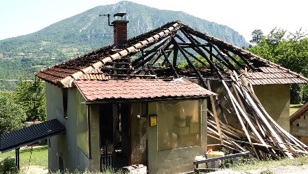 "UZEO SAM VAZDUH I ULETEO U KUPATILO PUNO CRNOG DIMA" Komšija heroj spasao ženu iz plamena, porodica ostala bez krova nad glavom (FOTO)