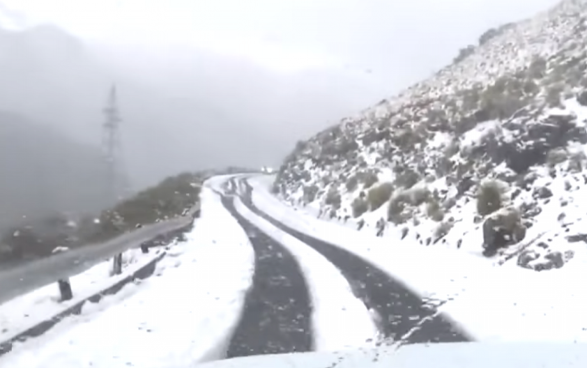 VEJE SNEG, NAGLO PALA TEMPERATURA U južnoj Africi haos, udesi i mrak zbog nevremena