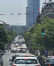 TEROR BLOKADERA NAD BEOGRAĐANIMA: Šačica aktivista pravi bedževe i igra ispred Vlade, dok stotine hiljada ljudi stoji u kolapsu! (VIDEO)